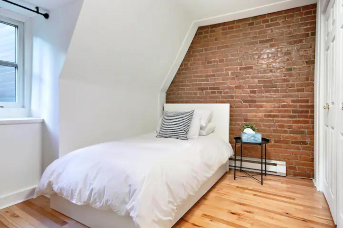 Golden Cross // Typical Old Quebec Appartement Exterior photo
