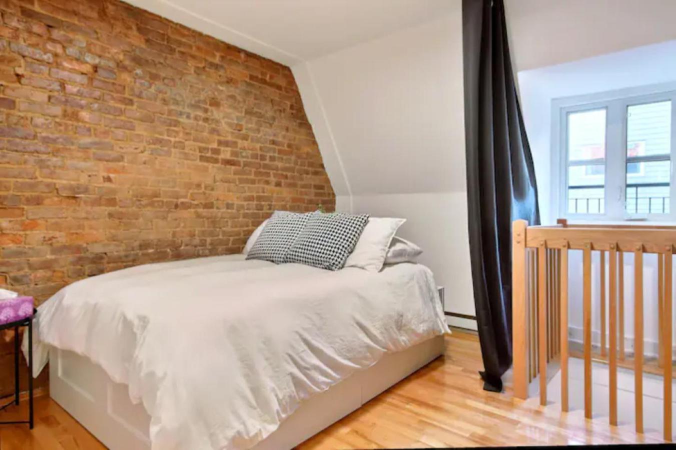 Golden Cross // Typical Old Quebec Appartement Exterior photo